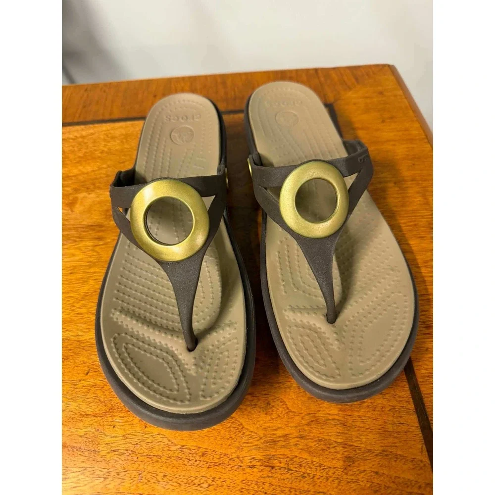 Crocs Women's 8 Sanrah Circle Wedge Sandals Brown Tan Gold Thong Flip Flops